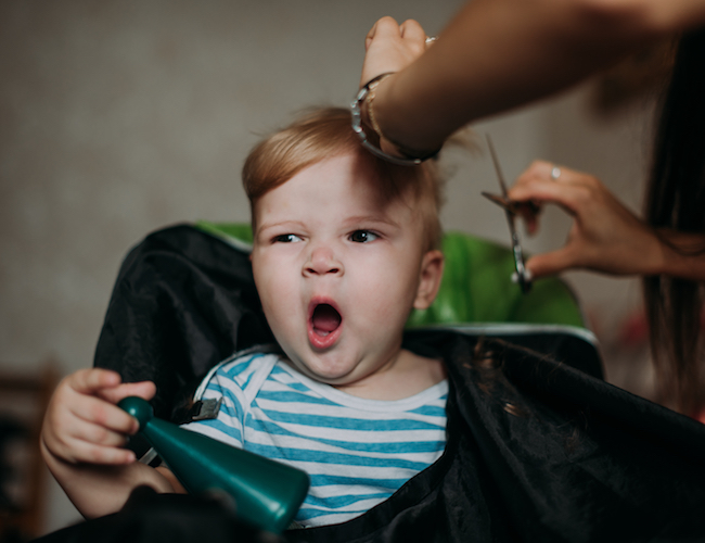/medias/20-months-Preparing-your-toddler-for-their-first-trip-to-the-hairdresser-shutterstock-572335180.jpg?context=bWFzdGVyfEFydGljbGVJbWFnZXN8MjExMjQ2fGltYWdlL2pwZWd8QXJ0aWNsZUltYWdlcy9oMDUvaDk0Lzk2ODYzMTE2OTg0NjIuanBnfDMyYWU5ODA1MzZiNGMzZjQ0Nzk3MzBhNzA1ZmRkZDBkZTQyYmQ0OTRlNjdhYTA5ZDg4MTI3MzU3Mzk5YTk0YzY