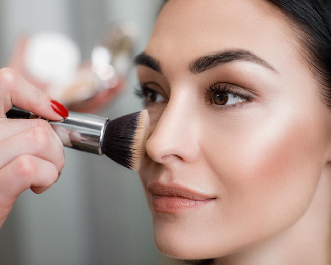 /medias/Bronzer-OR-blush-which-is-best-for-you-650-pxshutterstock-1207969000.jpg?context=bWFzdGVyfEFydGljbGVJbWFnZXN8MzQ0OTg0fGltYWdlL2pwZWd8QXJ0aWNsZUltYWdlcy9oMjYvaDExLzk2MDgwODIyOTI3NjYuanBnfDAwODg1N2QyNDU0OTliODJiZTY4ZjM4OTc3NjBlYjY3MWQ3NjkxOWNjMGI2M2I1YWVhYjdkMzZiNTU4NTgyZjg